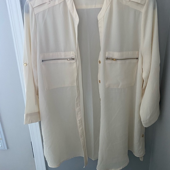 [💙🆓] Must have — Cream short sleeve polyester blouse with gold accents - Picture 6 of 12